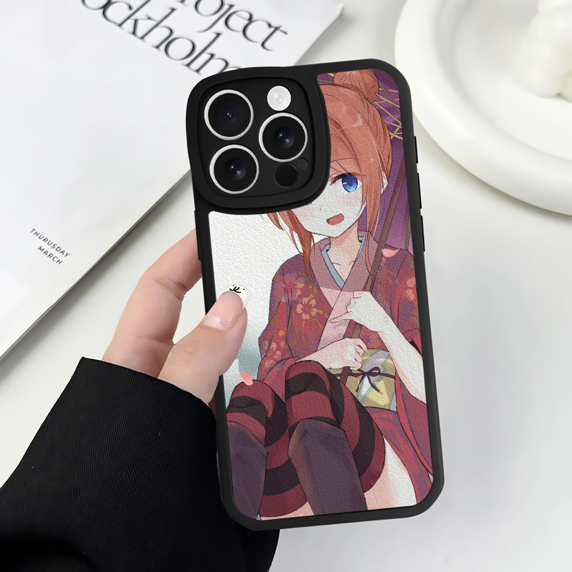 （画像用） ぎんたま 坂田銀時（さかたぎんとき） 神楽 志村新八（しむら しんぱち） GINTAMA Sakata Gintoki Kagura Shimura Shinpachi 【iPhone 16シリーズ対応】シリコンスマホケース（レザー調） 材質：シリコン